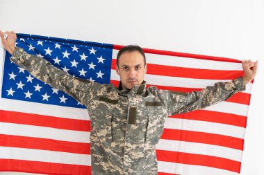 Bayrak tutan Amerikan askeri. Kamuflaj üniformalı bir erkek subay. Ordu kavramı.