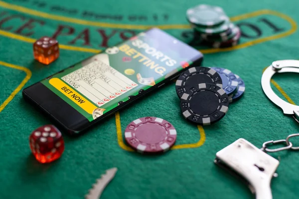Karty Kostky Hranolky Želízka Zblízka Královský Flush Poker Zakázané Hazardní — Stock fotografie