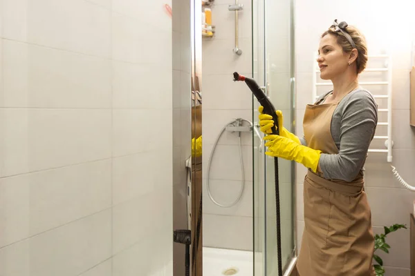 Vrouw Huisvrouw Doet Huishouden Schoonmaken Badkamer Vrouwelijke Wasdeur Met Douche — Stockfoto