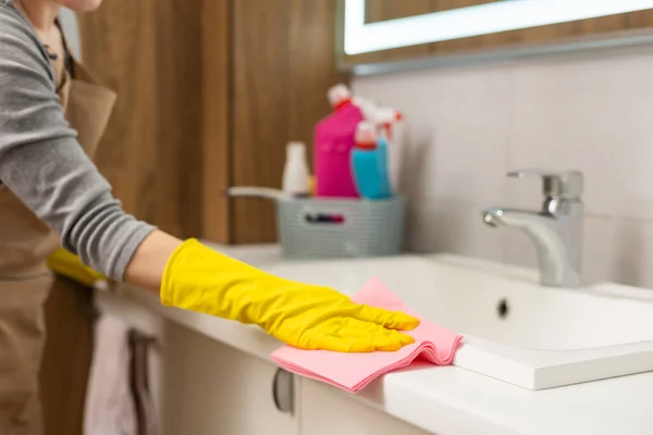 Güzel Genç Bayan Evi Temizliyor Kız Tozu Ovuyor — Stok fotoğraf
