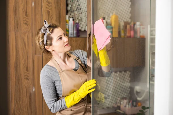 Housemaid Cleaning Bathroom Closeup Shot — Stock Photo, Image