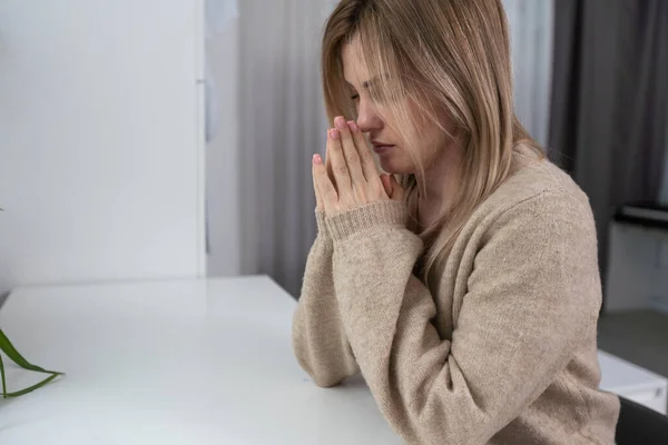Духовность Молодежь Девочка Молится Дома Одна Беспокойная Женщина Молится Силе — стоковое фото