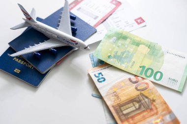 Gezgin aksesuarları, şapka, gözlük, kamera, pasaport ve arka planda fotokopi için yer açılmış uçak biletleri. Seyahat tatili kavramı.