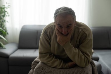 Hayal kırıklığına uğramış, orta yaşlı, olgun bir adam koltukta oturuyor, evde yalnız başına depresyonda. Kafası karışmış emekli büyükbaba zor yaşam kararı, kopya alanı, yaşlı insan yalnızlığı hakkında endişeleniyor..