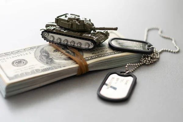 Δεξαμενή Παιχνιδιών Και Δολάρια Σύμβολο Του Στρατού — Φωτογραφία Αρχείου