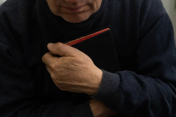 Senior Man Praying Holding Bible — Stock Photo, Image