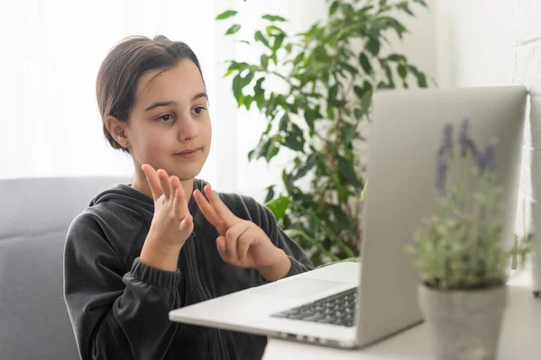 Nastolatka Siedzi Przed Laptopem Ucząc Się Języka Migowego Języka Dla — Zdjęcie stockowe