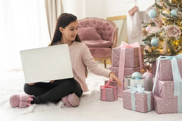 Dospívající Dívka Dárky Notebookem Blízkosti Vánočního Stromečku Obývací Pokoj Interiér — Stock fotografie
