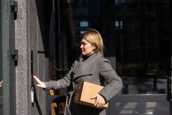 Mujer Usando Intercomunicador Entrada Del Edificio —  Fotos de Stock