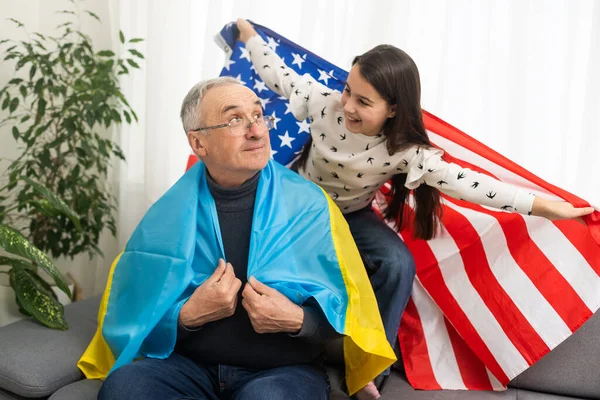 Nagyapa Unokája Zászlók Usa Ukrajna — Stock Fotó