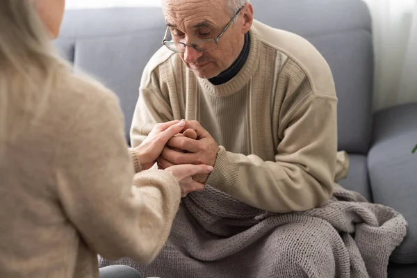 Pielęgniarka Trzymająca Rękę Starszego Pana Domu Spokojnej Starości — Zdjęcie stockowe