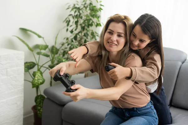 Familia Feliz Juntos Madre Hija Jugando Videojuegos Gente Divirtiéndose Casa — Foto de Stock