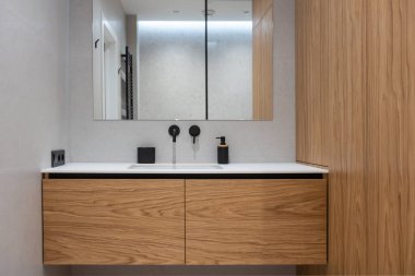 Modern, ahşap banyo, ayna, tuvalet, dolap ve lavabo..