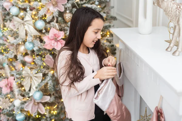 Meisje Viert Nieuwjaar Kerst Met Kerst Sok Kopieerruimte — Stockfoto