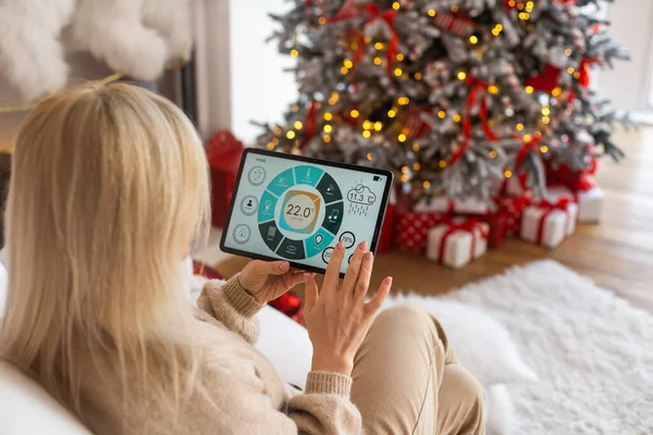 Jovem Mulher Usando Aplicação Sua Casa Inteligente Natal — Fotografia de Stock