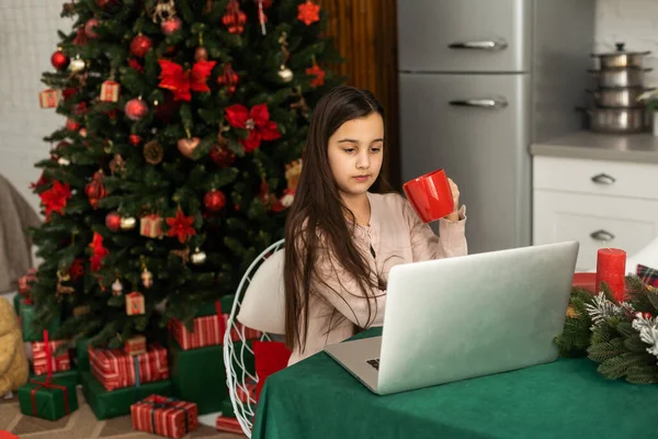 크리스마스에 집에서 노트북을 사용하는 해피걸 — 스톡 사진