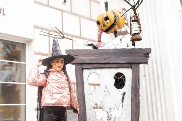 Kaukázusi Tini Lány Hagyományos Boszorkány Vagy Varázsló Kalap Halloween Külső — Stock Fotó