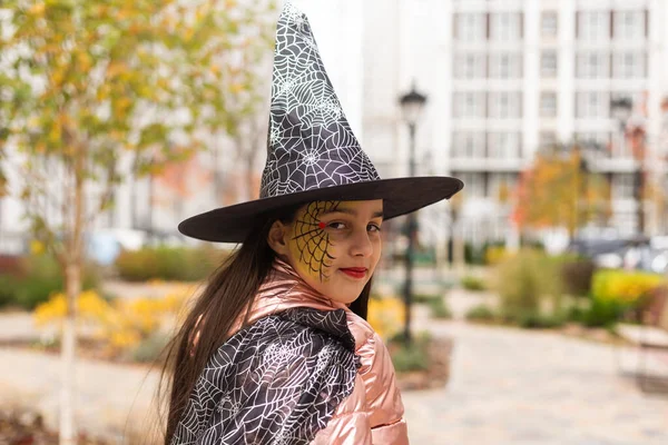 魔女の帽子をかぶった10代の女の子が公園で遊ぶ 子供はウィザードを再生し ハロウィーンの概念のための衣装 — ストック写真