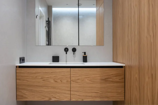 Modern Wooden Bathroom Mirror Toilet Cabinet Sink — Stock Photo, Image