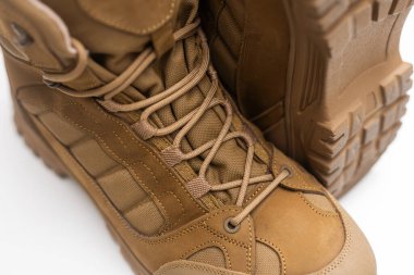 Modern ordu botları beyaz arka planda izole edilmiş..