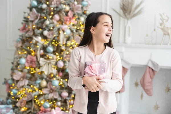 Gelukkig Klein Lachend Meisje Met Kerst Geschenkdoos — Stockfoto