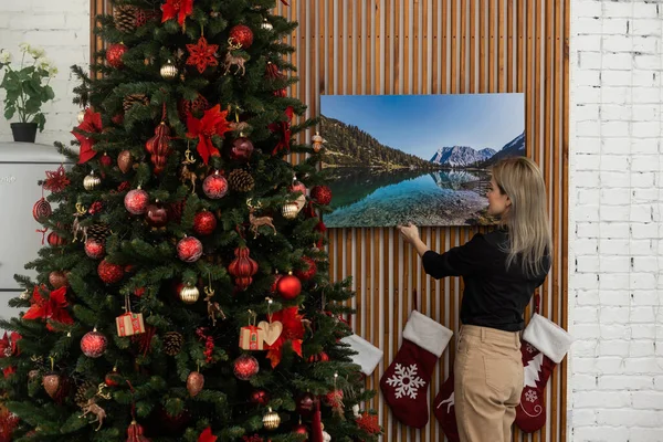 Mulher Segurando Uma Tela Foto Fundo Interior Natal — Fotografia de Stock