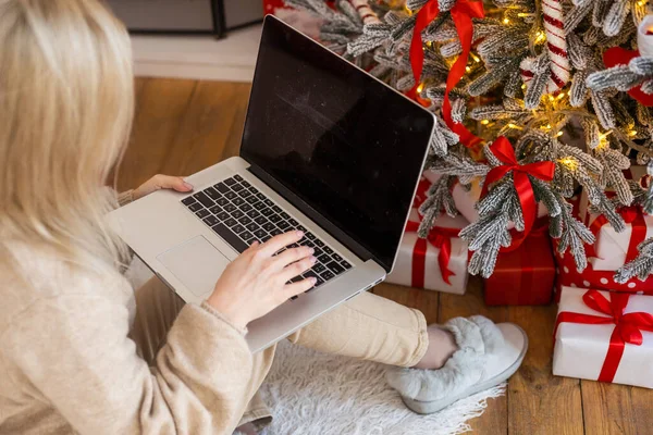 Gelukkig Jonge Vrouw Die Laptop Voor Kerstboom Werkt — Stockfoto