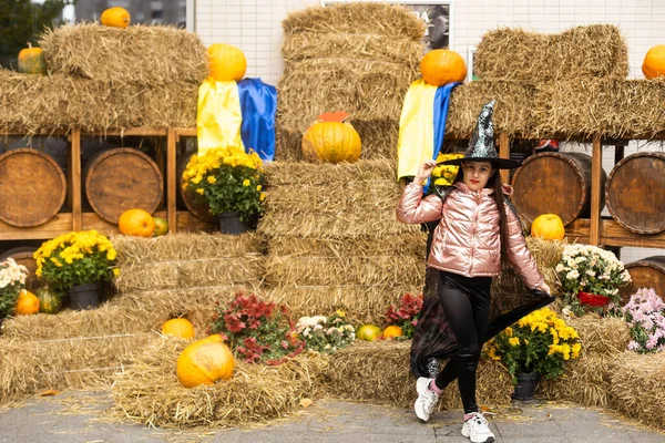 Caucasiano Adolescente Bruxa Tradicional Chapéu Feiticeiro Halloween Fora Traje Festa — Fotografia de Stock