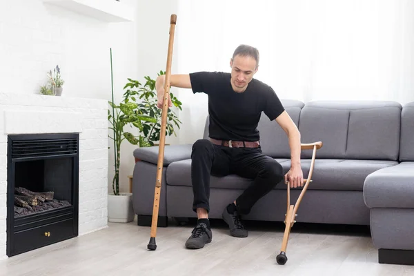 stock image Young man with axillary crutches.