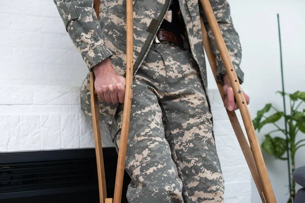 Солдат Військовій Формі Хакі Милицях — стокове фото