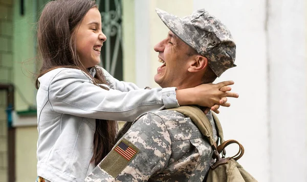 Soldado Reunido Com Sua Filha — Fotografia de Stock