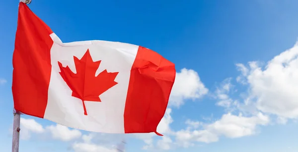 Canada Bandiera Sventola Del Cielo Blu — Foto Stock