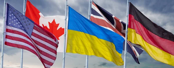 不同国家的小国旗摆在桌面上 加拿大 联合王国 乌克兰国旗 — 图库照片