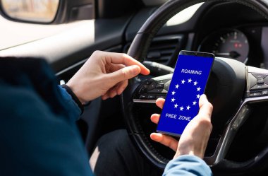 Cep telefonuyla dolaşıyordu. Tüm ekran grafikleri uydurma.