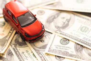 Küçük dekoratif araba modeli, bir sürü nakit dolar, araba konsepti kredisi..