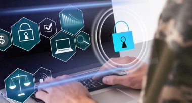 Verileri korumak için siber güvenlik ve gizlilik kavramları. Simge ve internet ağ güvenlik teknolojisini kilitle. Sanal ekranda internet ve teknoloji kavramı. kilit simgesi