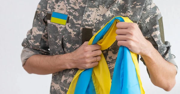 Ukrainska Soldat Bär Militär Uniform Med Flagga Och Chevron Skildrar — Stockfoto