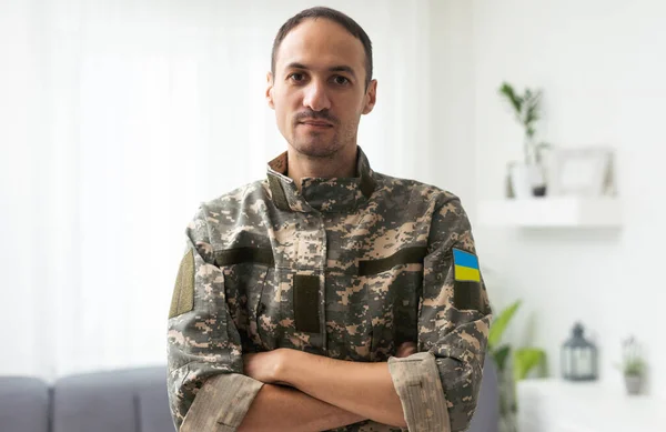 Український Військовий Тримає Руках Національний Прапор Символ Сильної Сили Війна — стокове фото