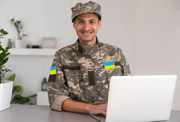 Ukrán Katona Laptoppal — Stock Fotó