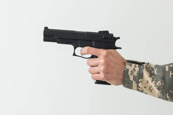 Στρατιωτικός Κρατώντας Ένα Όπλο Στο Χέρι — Φωτογραφία Αρχείου