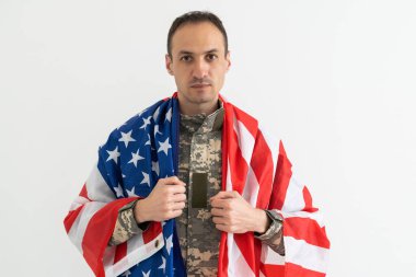 Bayrak tutan Amerikan askeri. Kamuflaj üniformalı bir erkek subay. Ordu kavramı.