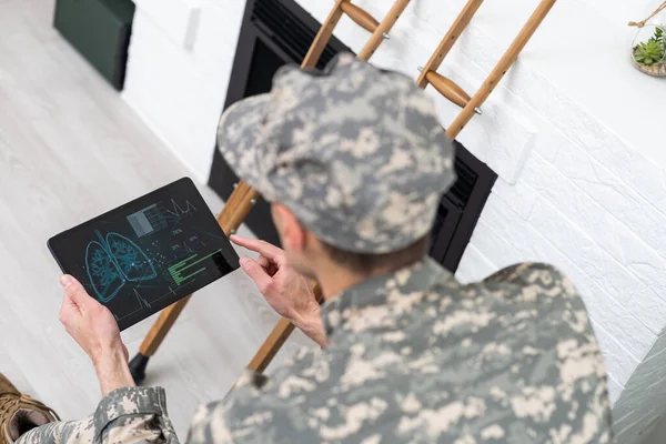 Militaire Man Krukken Met Tablet Arts — Stockfoto