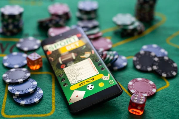 Telefone Inteligente Chips Casino Cores Diferentes — Fotografia de Stock