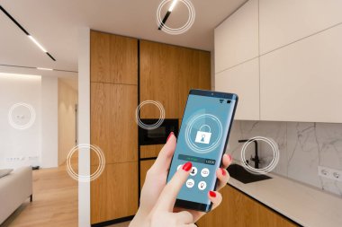 Bir telefondaki uzaktan kontrol sistemi