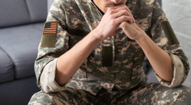Ulusal Amerikan bayramları. Amerikan bayrağıyla dua eden erkek asker. Uzayı kopyala Gaziler Günü konsepti.