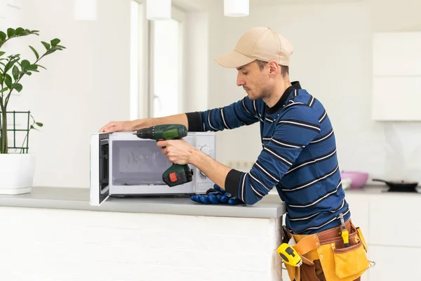 Man Repairing Microwave Worker Repairs Microwave Oven — Stock Photo, Image