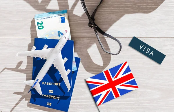 Флаг Великобритании Паспортом Игрушечным Самолетом Деревянном Фоне Концепция Полета — стоковое фото