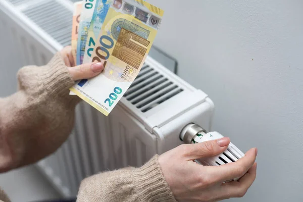 Mulher Segurando Dinheiro Frente Radiador Aquecimento Pagamento Para Aquecimento Inverno — Fotografia de Stock