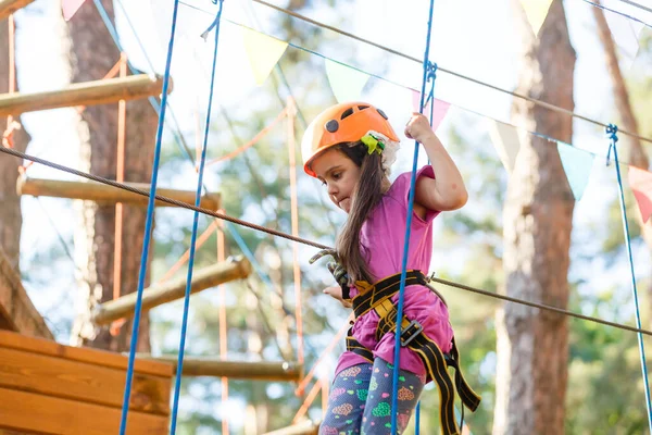 Boldog Iskolás Lány Élvezi Tevékenység Egy Hegymászó Kaland Park Egy — Stock Fotó