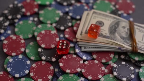 Πόκερ Μάρκες Και Χαρτονομίσματα Στο Τραπέζι Του Καζίνο Τζόγος Πόκερ — Αρχείο Βίντεο